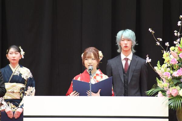 二十歳の言葉を述べる実行委員（2人目）